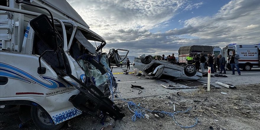 Burdur'daki trafik kazasında 3 kişi hayatını kaybetti, 2 kişi yaralandı