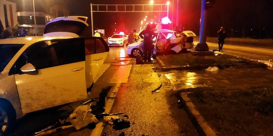 Erzurum'daki trafik kazasında 3 kişi hayatını kaybetti, 5 kişi yaralandı