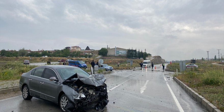 Afyonkarahisar'da iki otomobil çarpıştı, 4 kişi yaralandı