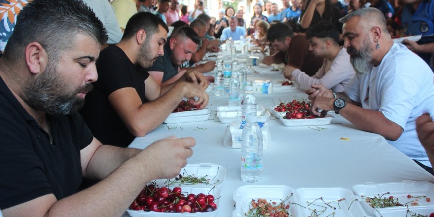 Alaşehir'de kiraz yeme yarışması yapıldı