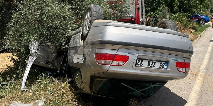 Ödemiş'te takla atan otomobildeki 2 kişi yaralandı