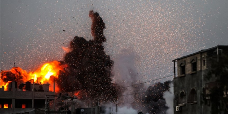 İsrail savaş uçakları bu gece de Gazze Şeridi'nde bir mülteci kampını bombaladı