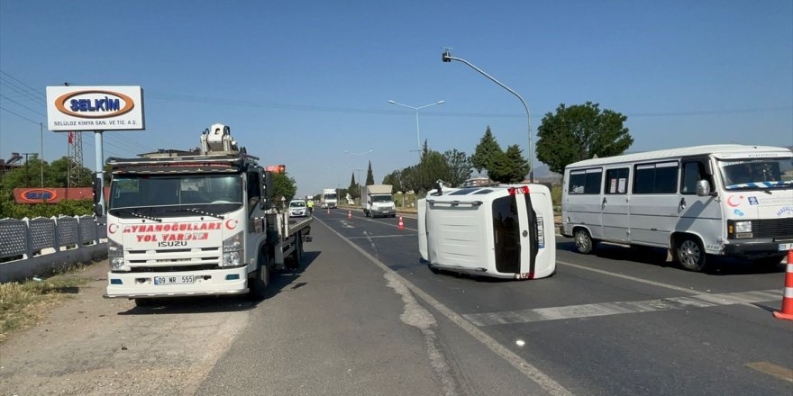 Aydın'da hafif ticari aracın otomobile çarpması sonucu 5 kişi yaralandı