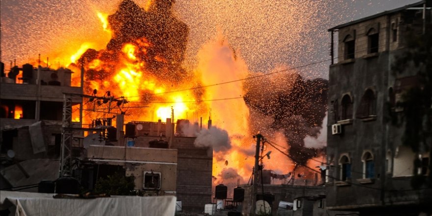 İsrail'in Gazze'deki El-Bureyc ve El-Megazi kamplarına düzenlediği saldırılarda 15 kişi öldü