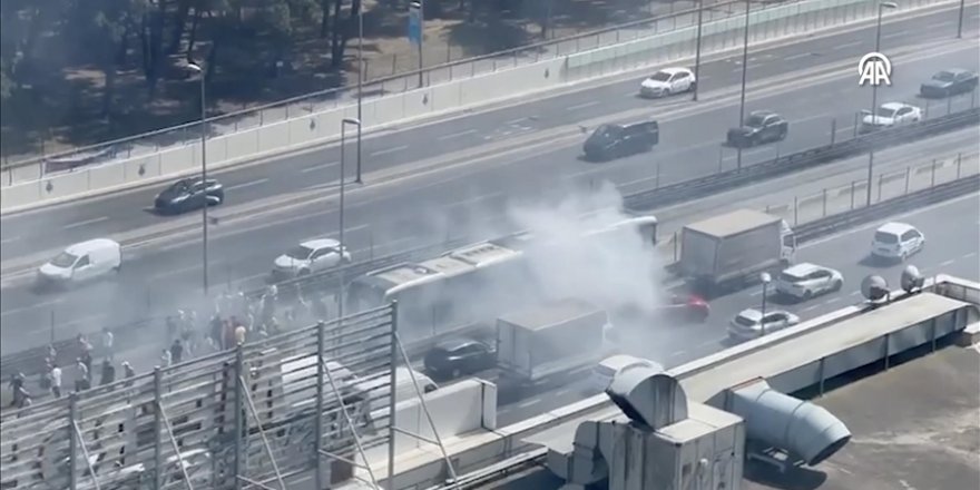 Bahçelievler'de motorundan duman yükselen metrobüsteki yolcular tahliye edildi