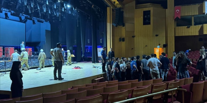 Cemal Reşit Rey Konser Salonu'nda mezuniyet töreni sırasında dijital pano devrilmesi sonucu 3 kişi yaralandı