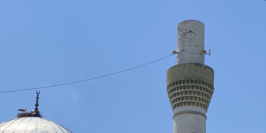 Minarenin külahını yıkan rüzgar leylek yuvasını dağıtamadı
