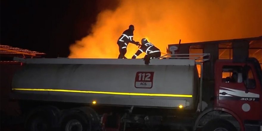 Adana'da ahşap imalathanesinde çıkan yangına müdahale ediliyor