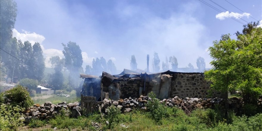 Kars'ta bir ev ile 3 ahır ve samanlık yandı