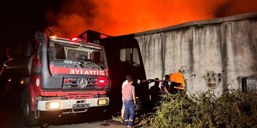 Adana'da ahşap imalathanesinde çıkan yangın kontrol altına alındı