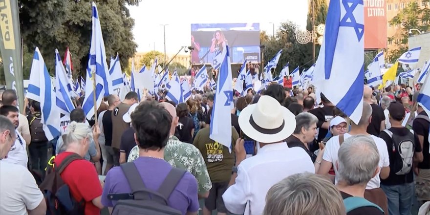 İsrailliler, Batı Kudüs’te esir takası anlaşması ve hükümetin istifası talebiyle gösteri düzenledi
