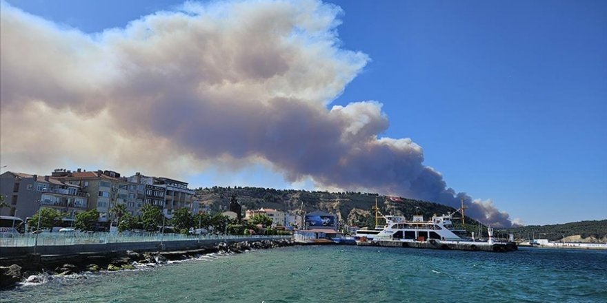 Çanakkale'deki orman yangını nedeniyle bir köy tedbiren boşaltıldı, boğaz trafiği tekrar çift yönlü açıldı