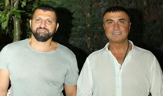 ÖZGÜR ÖZEL'DEN "SEDAT PEKER" BOMBASI… CHP LİDERİ VE A TAKIMI'NIN, PEKER'E YAKIN İSMİN FOÇA'DAKİ OTELİNDE TATİL YAPTIĞI ORTAYA ÇIKTI