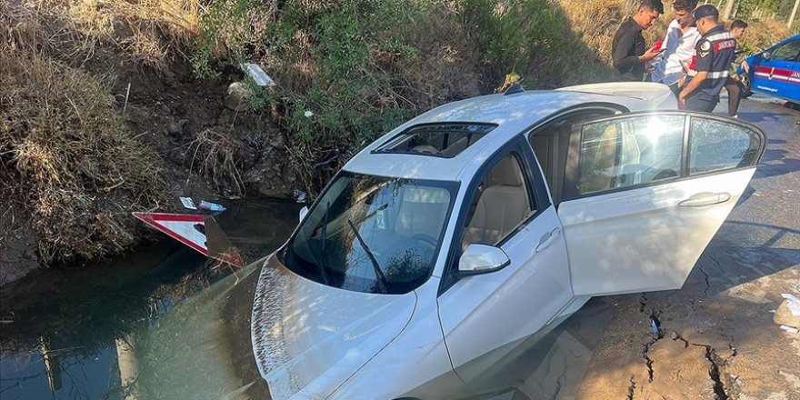 Bodrum'da içme suyu isale hattının patlamasıyla oluşan çukura otomobil düştü