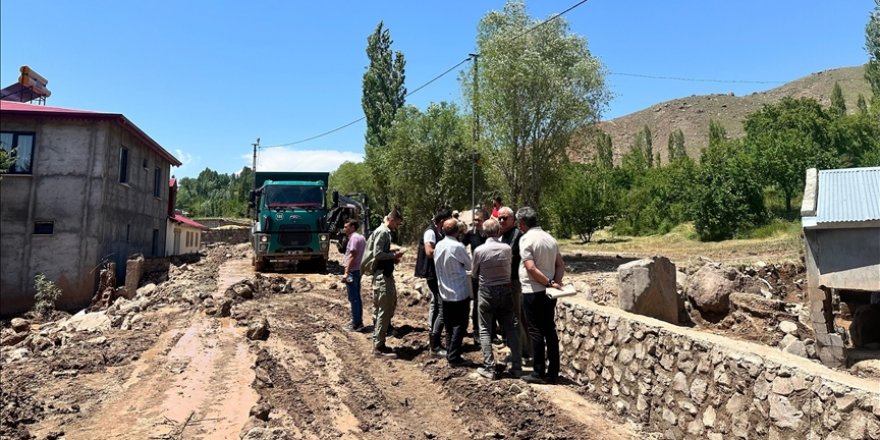 Kars'ta sel nedeniyle bazı ev ve ahırlarda hasar oluştu