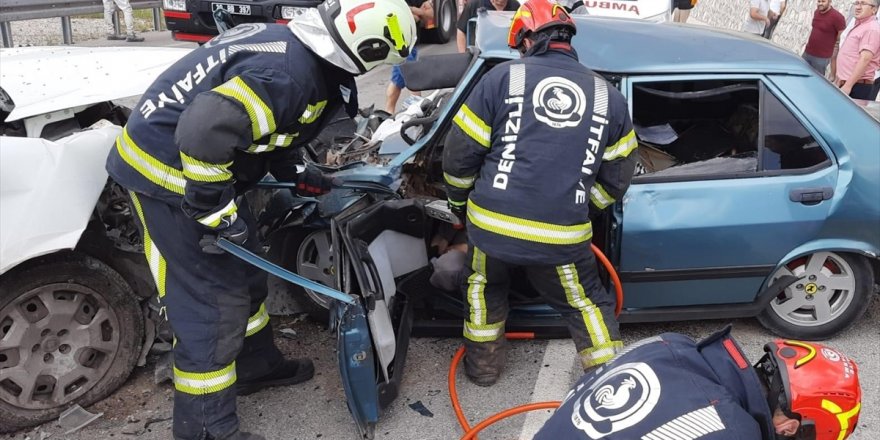 Denizli'de otomobil ile hafif ticari aracın çarpıştığı kazada 1 kişi öldü, 4 kişi yaralandı