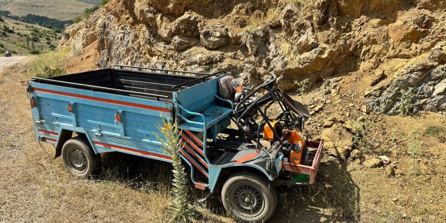 Afyonkarahisar'da kayalığa çarpan tarım aracındaki 1 kişi öldü, 2 kişi yaralandı