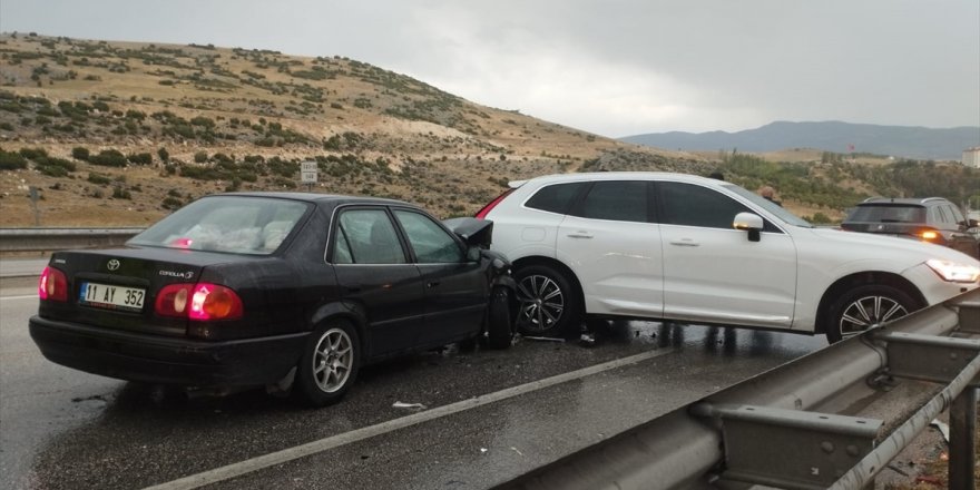 Afyonkarahisar'da iki otomobilin çarpışması sonucu 6 kişi yaralandı