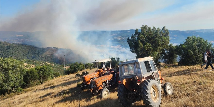 Bursa-Balıkesir il sınırında ormanlık alanda etkili olan yangının ilerlemesi durduruldu
