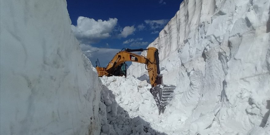 Hakkari'de ekiplerin karla mücadelesi sürüyor