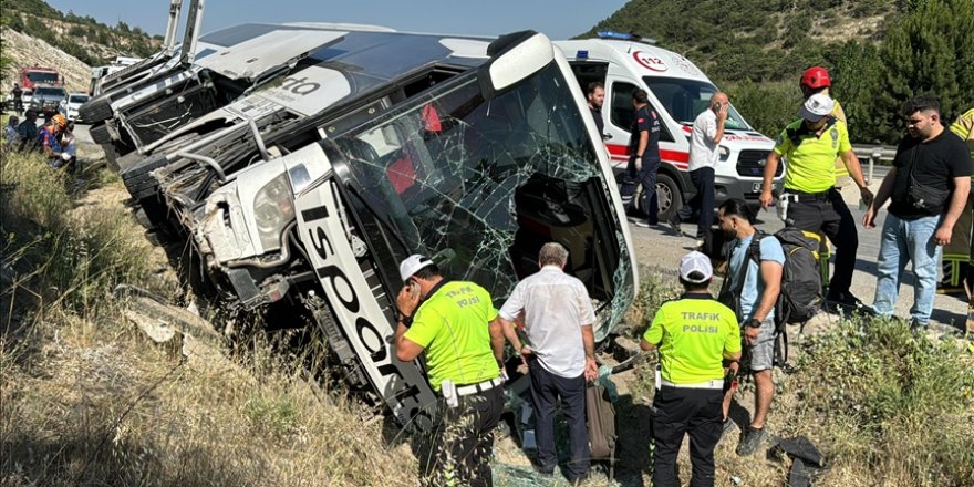 Kütahya'da yolcu otobüsünün şarampole devrilmesi sonucu 5 kişi yaralandı