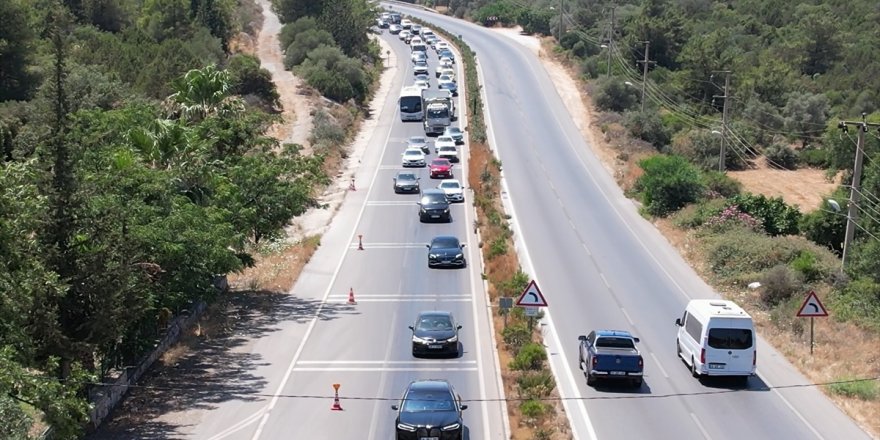 Muğla'da tatilcilerin dönüşü nedeniyle kara yollarında yoğunluk oluştu