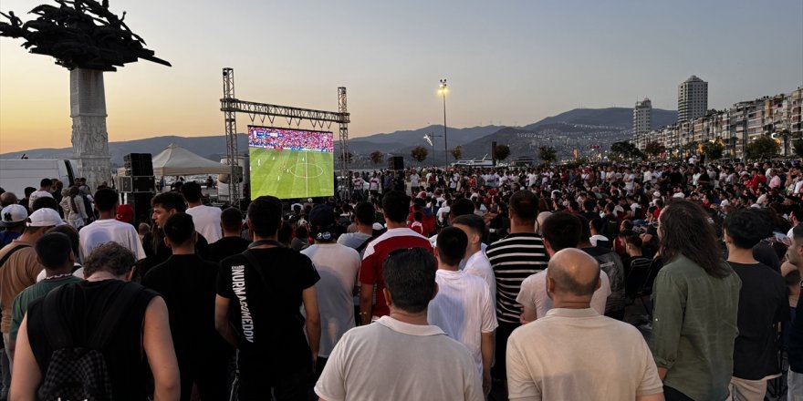 İzmir'de Türkiye-Portekiz maçı meydana kurulan dev ekrandan izlendi