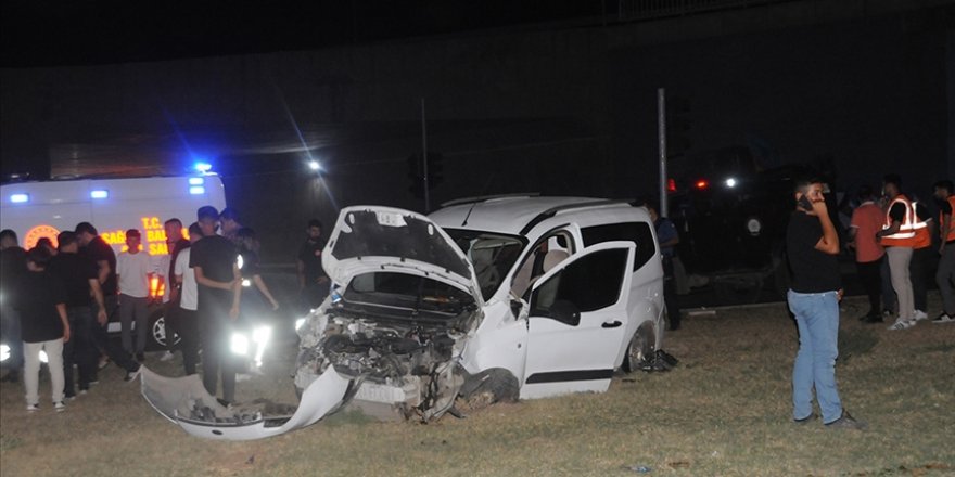 Şırnak'ta refüje çarpan hafif ticari araçtaki 8 kişi yaralandı
