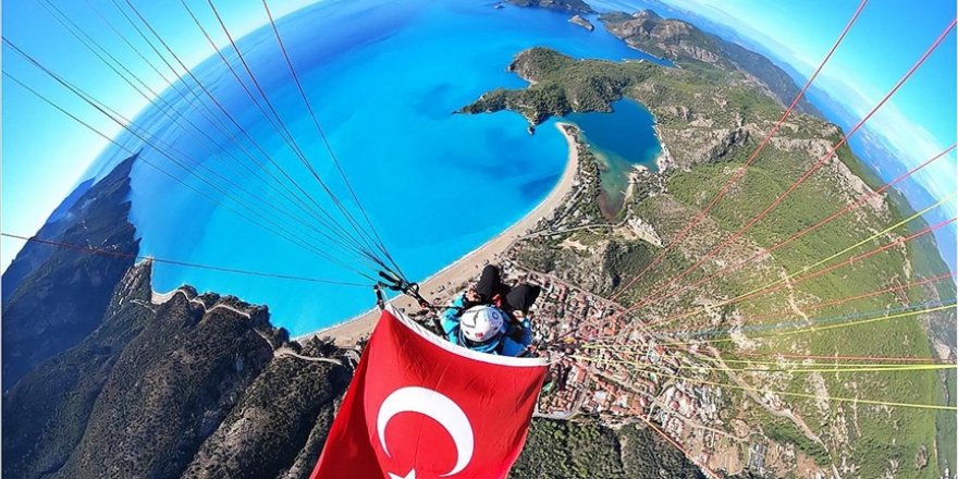 Bayram tatilinde Babadağ'dan 7 bin 117 kişi yamaç paraşütüyle uçtu
