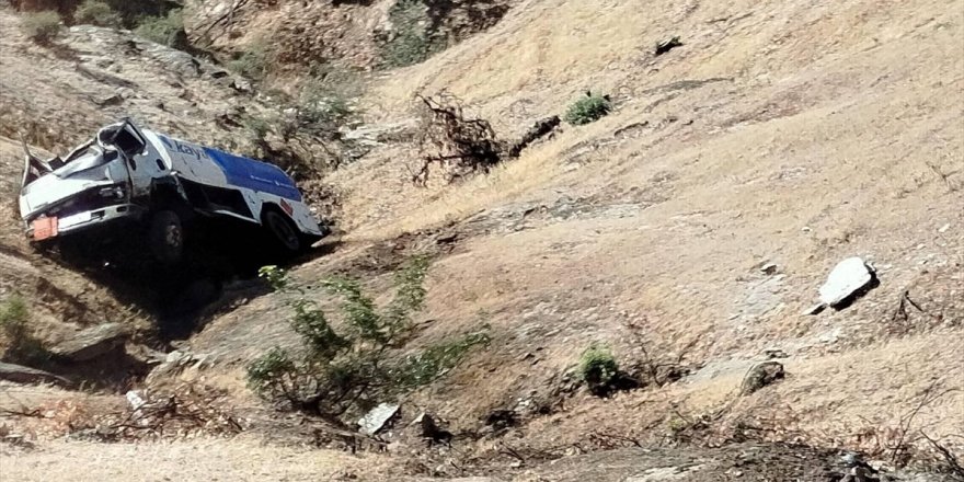 Manisa'da şarampole yuvarlanan kamyonetin sürücüsü yaralandı