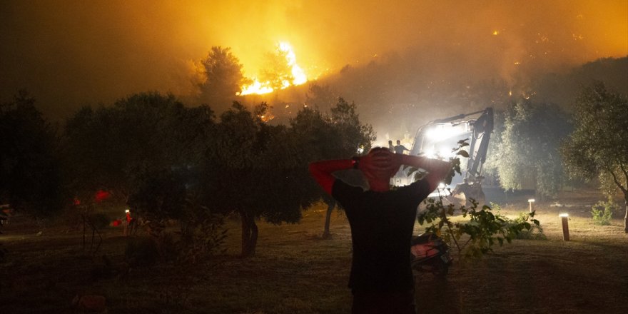 İzmir'in Selçuk ilçesindeki orman yangınına müdahale ediliyor