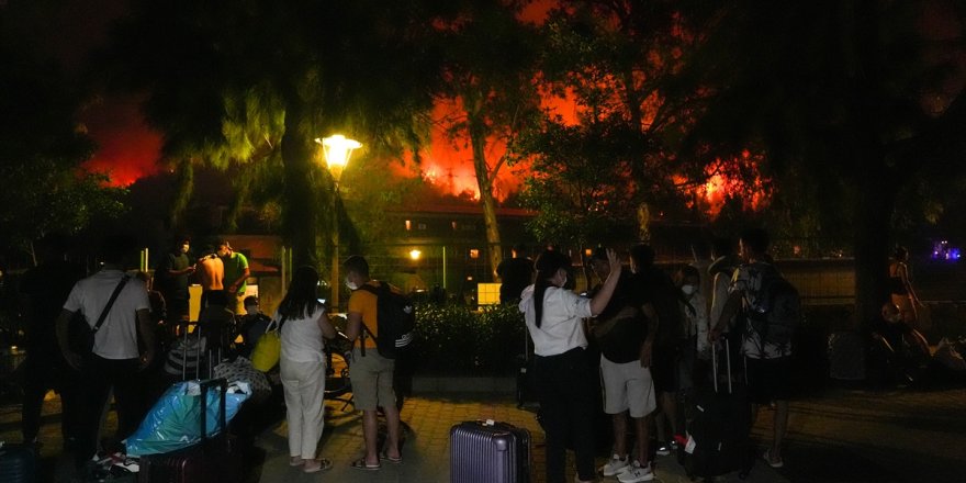 Yangın bölgesindeki oteller tahliye edildi