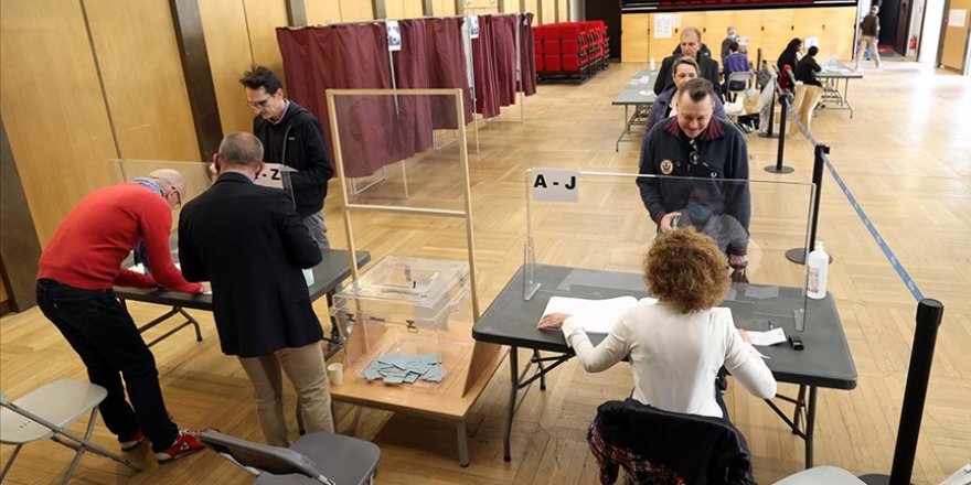 Fransa'da erken genel seçimlerin ilk turunda oy verme işlemi başladı