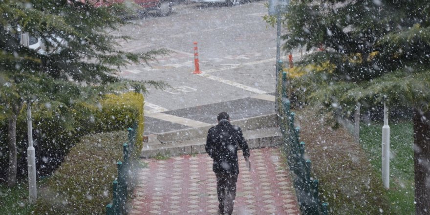 Manisa'nın yüksek kesimlerine kar yağdı