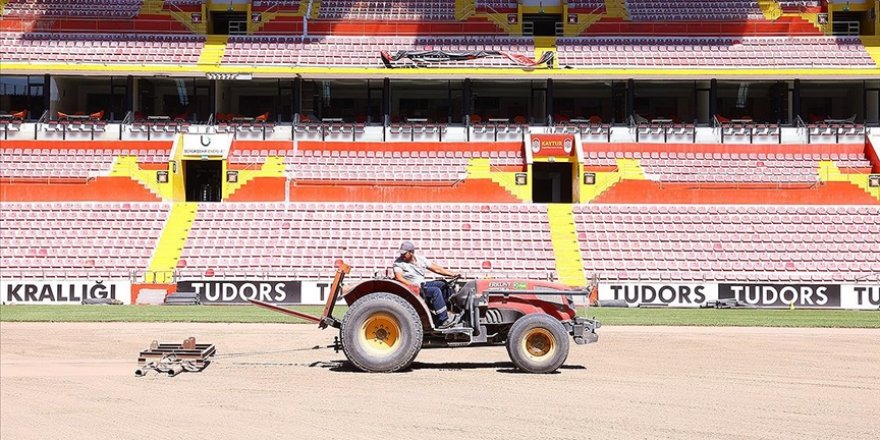 Kayserispor'un stadına UEFA ve FIFA standartlarına uygun çim serimi yapılıyor