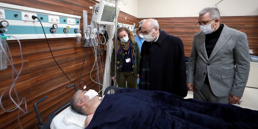İzmir Valisi Köşger, uçak kazasından kurtulan pilotları hastanede ziyaret etti