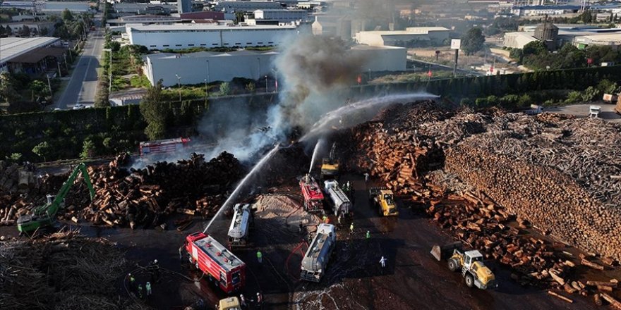 Adana'da ahşap panel fabrikasında çıkan yangın kontrol altına alındı