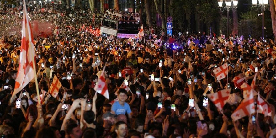 EURO 2024'e veda eden Gürcistan'a destek için Tiflis'te on binlerce kişi sokağa çıktı