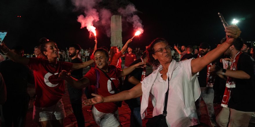 Türkiye’nin, çeyrek finale yükselmesi İzmir'de kutlandı
