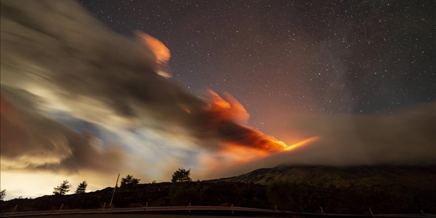 İtalya'da Etna Yanardağı lav ve kül püskürtüyor