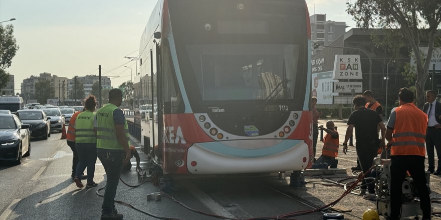 İzmir'de raydan çıkan tramvayın kaldırılmasıyla seferler normale döndü