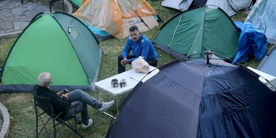 Kırkpınar'a gelen güreşseverlerin bazıları çadırda konaklıyor