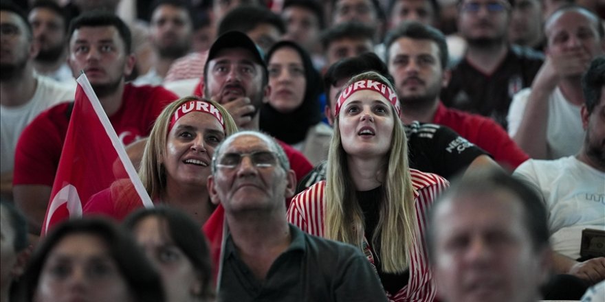 Türkiye- Hollanda maçı dev ekranlardan izlendi
