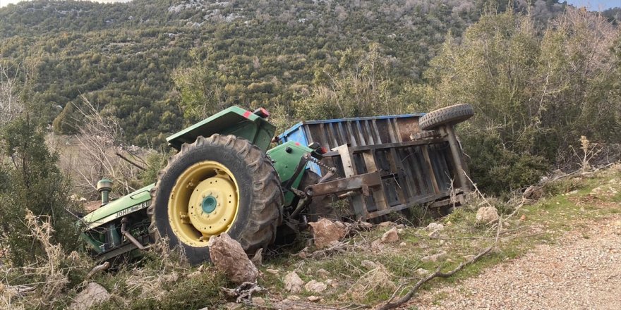 Muğla'da durdurmaya çalıştığı traktörün devrilmesi sonucu altında kalan sürücü yaşamını yitirdi