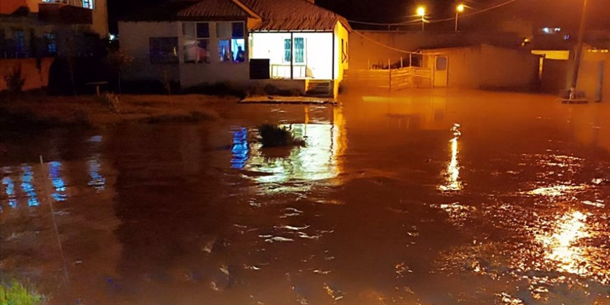 Van'da şiddetli sağanak taşkına neden oldu