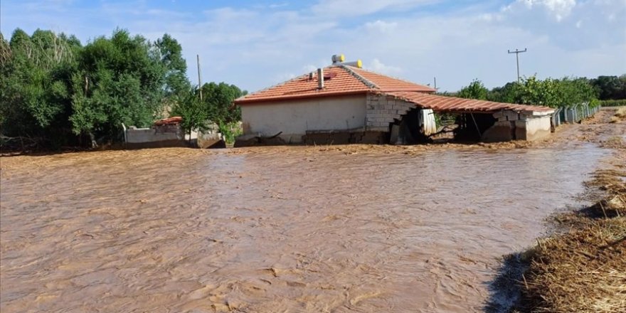 Yurdun bazı bölgelerinde sağanak etkili oldu