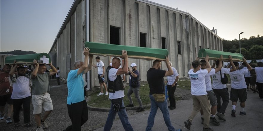 Srebrenitsa soykırımında katledilen 14 kurbanın cenazeleri defnedileceği anıt mezarlığa taşındı