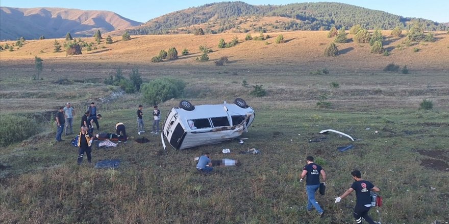 Erzincan'da minibüs devrildi, 1 kişi öldü, 6 kişi yaralandı