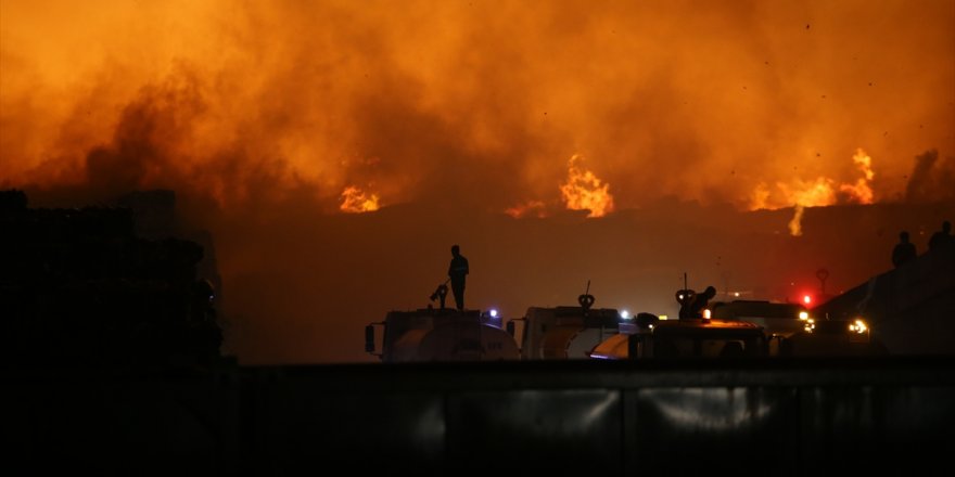 Aydın'da kağıt fabrikasında çıkan yangına müdahale ediliyor