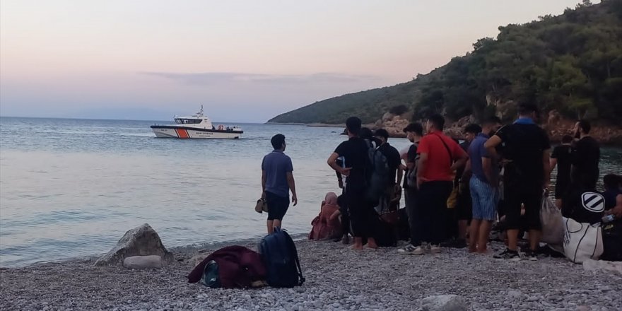 İzmir açıklarında 12 düzensiz göçmen kurtarıldı, koydaki 62 düzensiz göçmen yakalandı